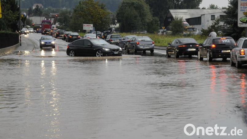 So sah es am Nachmittag des 2. September 2011 auf der Bayreuther Straße aus. Enorme Wassermassen schossen damals durch Ammersricht und den Wagrain. Archivbild: Petra Hartl