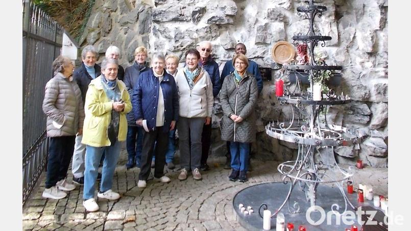 Die Teilnehmer der KAB-Rosenkranzandacht bei der Loudesgrotte. Bild: KAB Waldsassen/exb