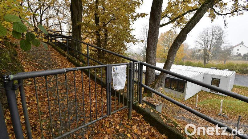 Nachts ist der Aufgang zum Schlossberg in Rosenberg gesperrt. Doch wer dort oben feiern will, lässt sich von dem Tor nicht wirklich abhalten. Der Zugang soll deshalb mit Videokameras überwacht werden. Die Container der Kita „Eulenland“ im Hintergrund sind als Standort für die Kameras umstritten. Bild: Petra Hartl