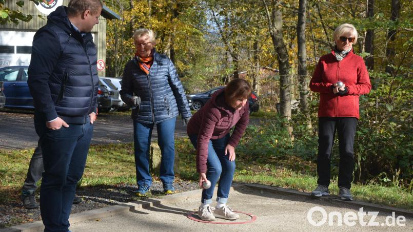 Nach dem offiziellen Teil forderten anwesende Damen die Herren zu einem kleinen Boule-Turnier heraus. Bild: jr