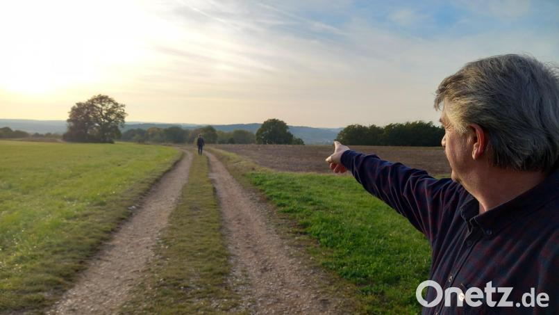 Ingenieur Horst Kraus von der Aktionsgemeinschaft Wagrain-Ammersricht zeigt auf eines der Maisfelder oberhalb der Wolfsschlucht, das mit dazu beiträgt, dass das Wasser in Sturzfluten am Wagrain ankommen könnte. Bild: wpt