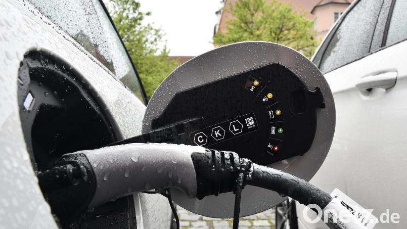 Mit Lademöglichkeiten für Elektrofahrzeuge beschäftigte sich der Bauausschuss in seiner letzten Sitzung. Archivbild: Petra Hartl