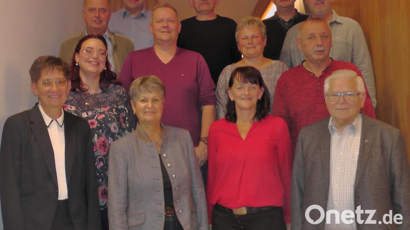 Das neue Führungsteam der Siedlergemeinschaft Rosenberg um die wiedergewählte Vorsitzende Hildegard Geismann (vorne, Zweite von links). Bild: gsh