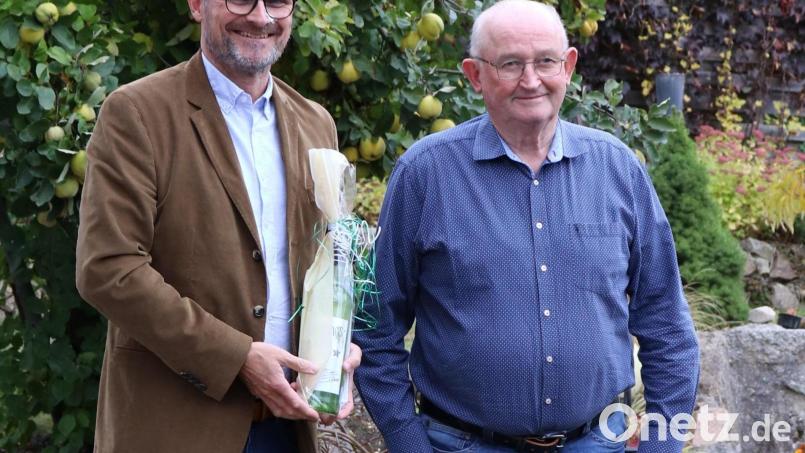 Bürgermeister Maximilian Beer (links) gratulierte Josef Blößl in Namen der Marktgemeinde zum Geburtstag. Bild: mad