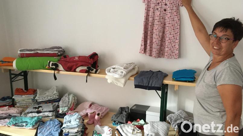 Jede Menge gespendeter Baby- und Kindersachen verkaufte Doris Adunka mit ihrem Helferteam im ehemaligen Kolonialwarenladen in der Neutorgasse. Jetzt konnte sie 1660 Euro an Bedürftige überweisen. Bild: Robert Adunka/exb