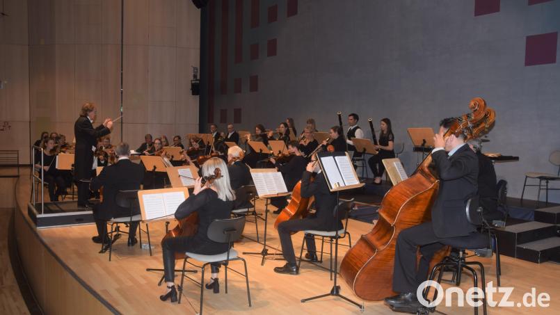 Das Sinfonieorchester konnte nach einer langen Zeit der Pause wieder in der Max-Reger-Halle für über 200 Menschen im Publikum spielen. Bild: fz