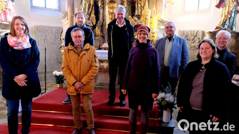 Die Sieger bei der Preisverleihung. Erste Reihe von links: Annette Punzmann, Thomas Enslein, Susanne Götte, Christina Ponader. Zweite Reihe von links: Helmut Dietze, Alfons Götzfried, Hans Stelzl und Pfarrer Wilfried Römischer. Bild: le