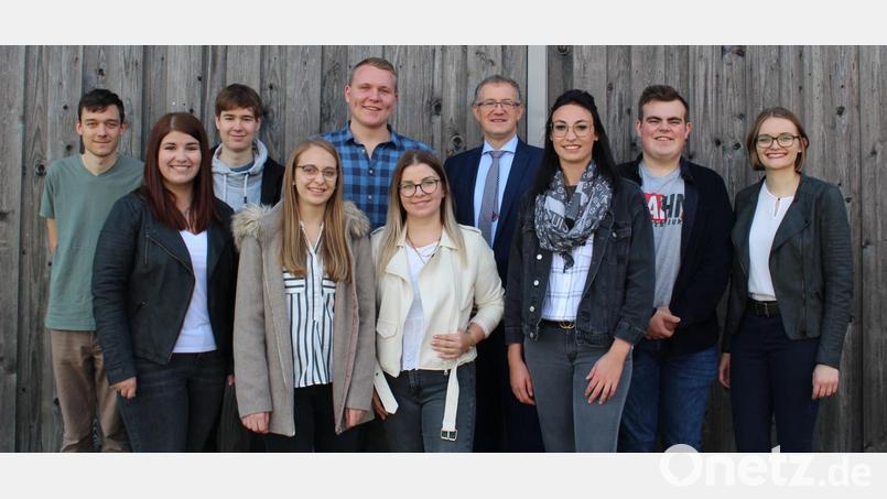 Die Dorfjugend Wölsendorf hat sich zu einem Verein zusammengeschlossen. Das Bild zeigt den Gründungsvorstand mit Fabian Domaier (hintere Reihe Dritter von links) und Bürgermeister Franz Grabinger (rechts daneben). Bild: Fabian Domaier/exb