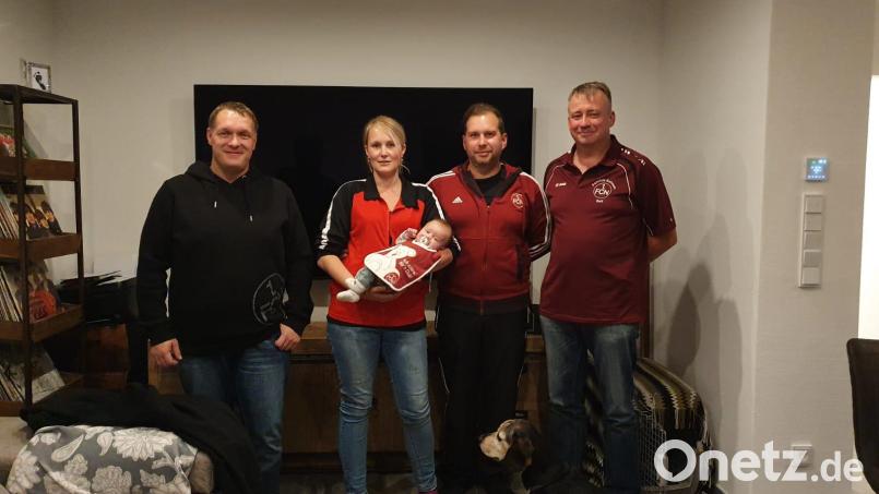 Thomas Kapustenski (links) und Jürgen Rauch gratulierten Thomas Hermann und Jessica Legath (von rechts) zu Tochter Fia, die als jüngster Kulmainer Clubfan 18 Jahre umsonst Mitglied ist. Bild: jsa