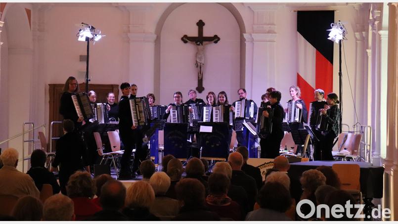In der Aula des Klosters bot das 1. Akkordeonorchester Waldsassen den zahlreichen Besuchern ein abwechslungsreiches Herbstkonzert. Bild: 1. Akkordeonorchester Waldsassen/exb