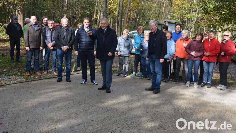 Den offiziellen Eröffnungswurf führte Landrat Roland Grillmeier (Mitte) aus. Bild: jr