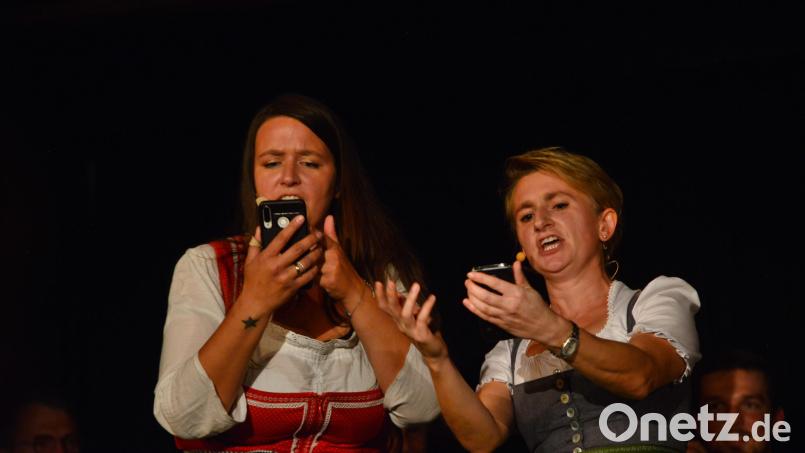 Crissy Simon und Daniela Scheuerer gehen per App gemeinsam auf Männersuche - und landen beim gleichen Mann. Bild: bey