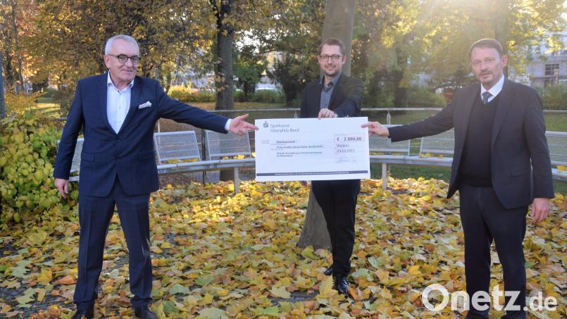 Ludwig Zitzmann übergibt an Thorsten Willecke und Oberbürgermeister Jens Meyer (von links) eine Spende von 2000 Euro, die für den Ankauf einer Kindertuba verwendet werden. Bild: fz