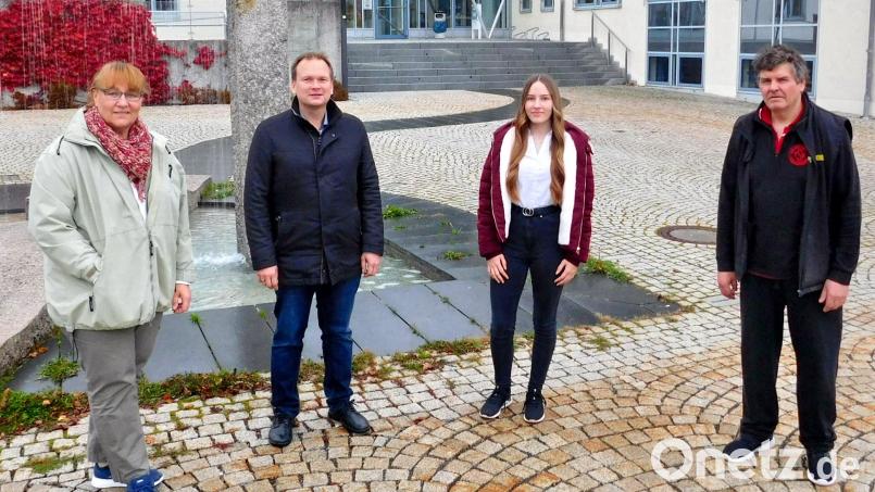 Lisa Geier (Zweite von rechts) wird als Christkind den Weihnachtsmarkt am 21. November eröffnen. Heike Geier, Bürgermeister Christina Porsch und Lothar Büringer schauten sich den Rathausplatz nochmals genau an, denn dort sollen heuer erstmals die Buden aufgebaut werden. Bild: hai