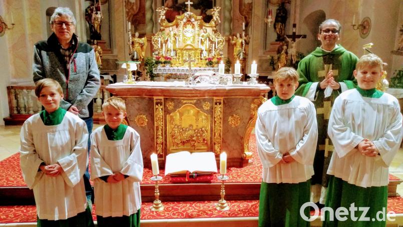 Noah Koller und Elias Schnurer (vorne, von links) sind neu im Ministranten-Team der Pfarrei Bad Neualbenreuth und der Expositur Ottengrün. Mit im Bild ihre Brüder Magnus und Lukas, die schon länger dabei sind, Pfarrer George Parankimalil sowie Mesner und Ministrantenbeauftragter Wolfgang Plonner. Bild: Pfarramt Bad Neualbenreuth/exb