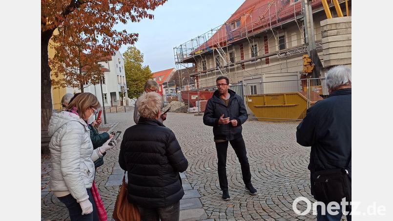 Auf dem Marktplatz konnten die Teilnehmer des Senioren-Smartphone-Kurses Fotos schießen. Bild: Stadt Mitterteich/exb