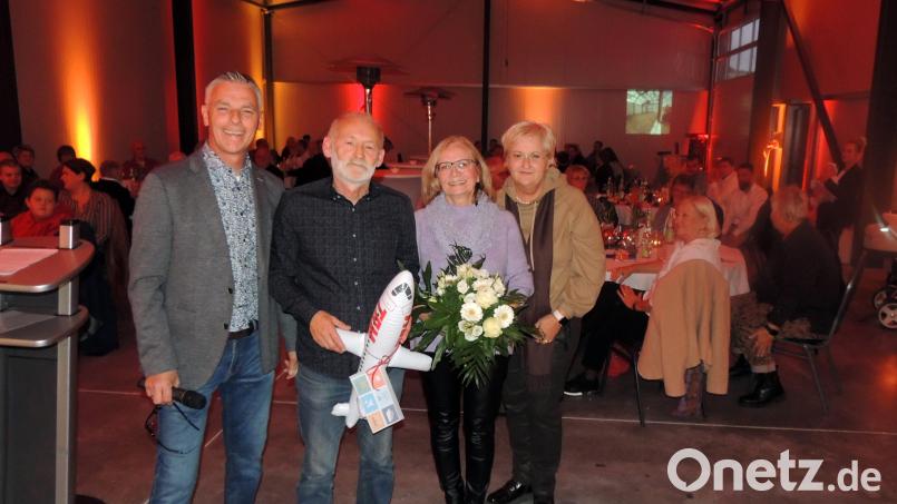 Klaus (links) und Ingrid Meißner (rechts) danken Werner Wächter für seine 20-jährige Treue zur Firma, Blumen gibt es für Ehefrau Gaby. Bild: mor