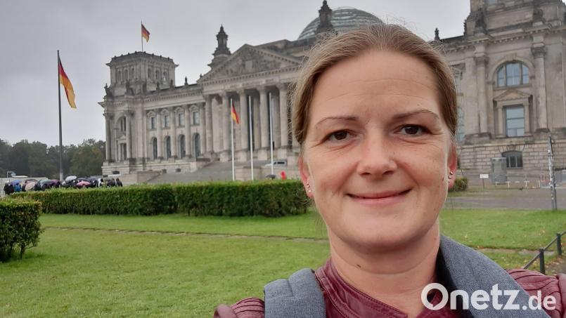 Ein Selfie als Bundestags-Neuling: Die Oberpfälzer Grünen-Abgeordnete Tina Winklmann vor dem Reichstag in Berlin. Bild: Tina Winklmann