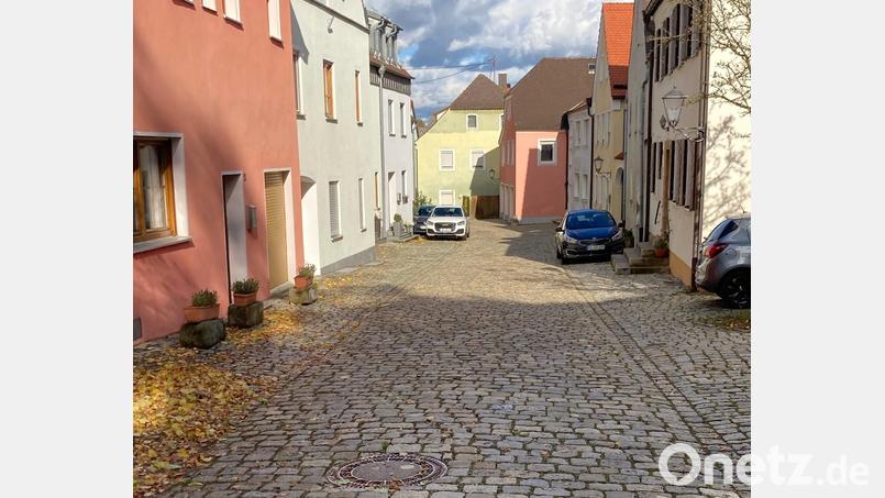 Die Klostergasse in Vilseck gehört zu den Problembereichen in der Innenstadt und bedarf einer Sanierung. Vorgesehen ist der Teilaustausch des Kopfsteinpflasters, flaches Pflaster wäre besser begehbar. Bild: e