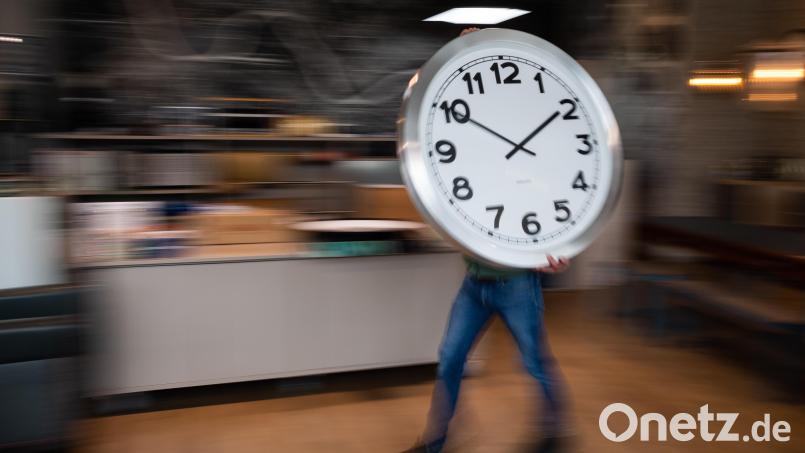Am 31. Oktober wird aus 3 Uhr morgens 2 Uhr morgens - die Uhr wird eine Stunde zurückgestellt. Symbolbild: Robert Michael