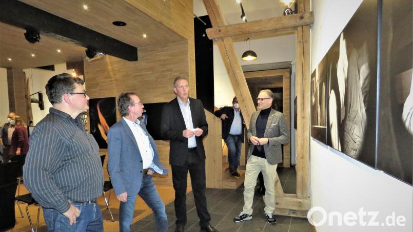 Robert Christ (Zweiter von rechts) erklärte nach dem offiziellen Teil Bürgermeister Bernd Sommer (rechts) sowie den beiden Kunsthaus-Waldsassen-Vorsitzenden Markus Braun und Wolfgang Horn (von links) die Beweggründe für seine Fotomotive. Bild: ubb