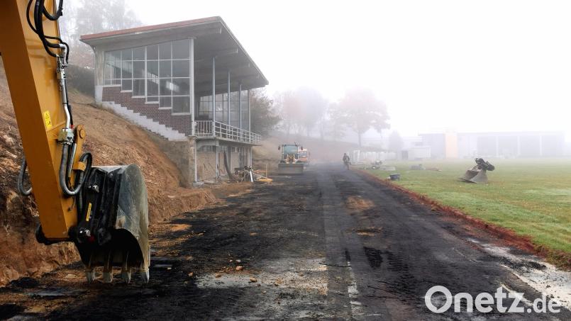 Baustelle im Herbstnebel: Der Sand auf der Aschenbahn im Jahnstadion ist abgetragen und die alten Stützmauern an der Böschung sind entfernt. In Kürze wird die Sanierung der Tribüne mit barrierefreiem Zugang (40 Meter lange Zuwegung, anstatt ursprünglich geplanter Podest-Rampe) in Angriff genommen. Bild: Portner
