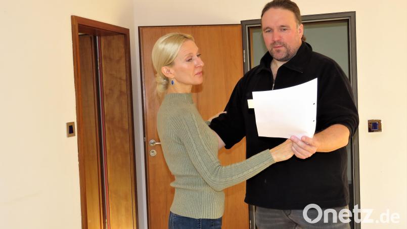 Bernhard Neumann und Christina Götz wiegen sich beim Tanz nach musiklos im Kreis. Das Thema ihres Miniaturdramas ist der Tod. Musik gibt es erst später dazu, und sie wird live sein. Bild: ubb