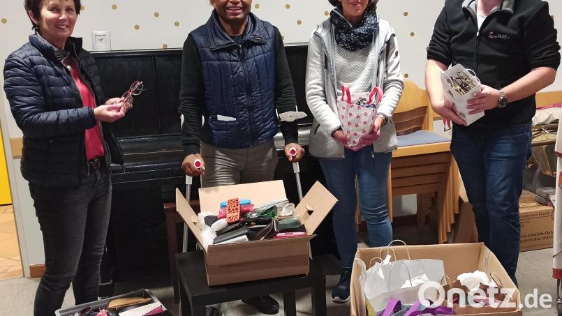 Gaby Reiml, Emmanuel Ogbu, Helga Reimer und Simon Rosner (von links) freuten sich über enorme Anzahl an Brillenspenden. Bild: Simon Rosner/exb