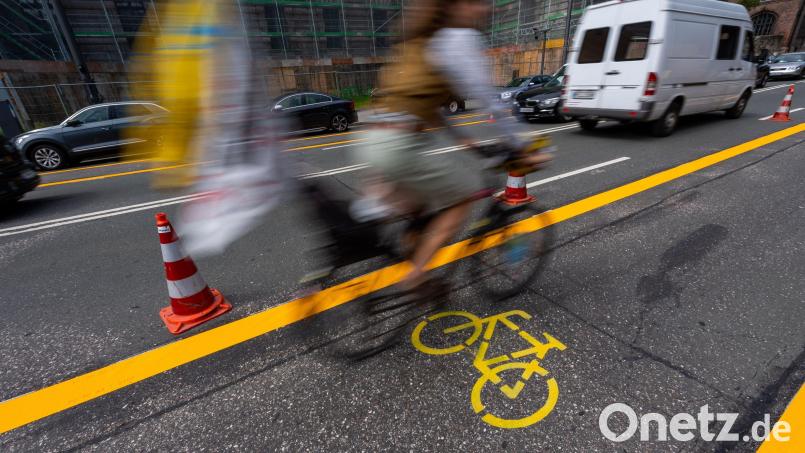 Ein Radfahrer fährt über einen Pop-Up-Radweg in München. Archivbild: Peter Kneffel