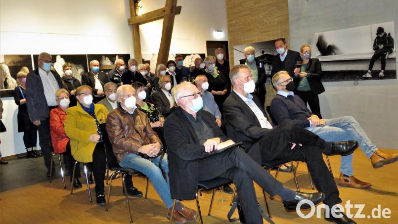 Aufmerksam hörten die Gäste sowie Laudator Hans-Joachim Goller und Künstler Robert Christ (vorne, von links) zu, was die Redner zu sagen hatten. Bild: ubb