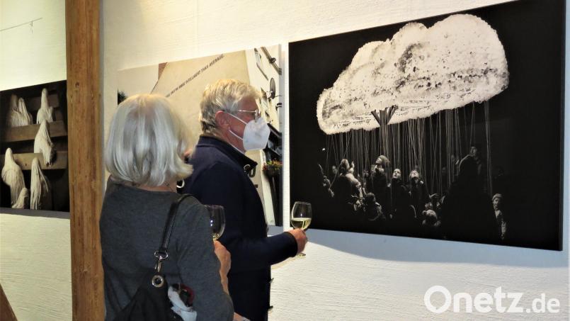 Die Gäste ließen sich viel Zeit beim Betrachten der Werke. Bild: ubb