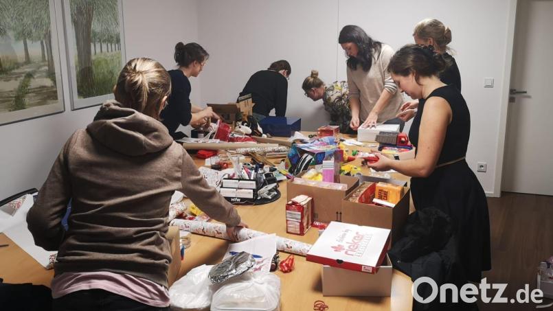 Viele Hände sind notwendig, um die bereitgestellten Sachspenden für die Weihnachtpäckchen zu packen. Die Damen von Ladies‘ Circle Amberg bieten jetzt schon diesen Service an. Bild: usc