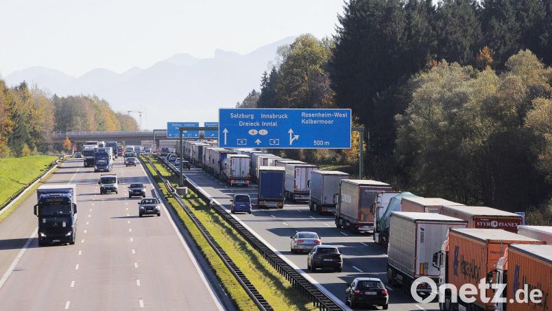 Lastwagen stauen sich kilometerlang im Inntal auf der Autobahn 8 in Richtung Österreich. Bild: Josef Reisner