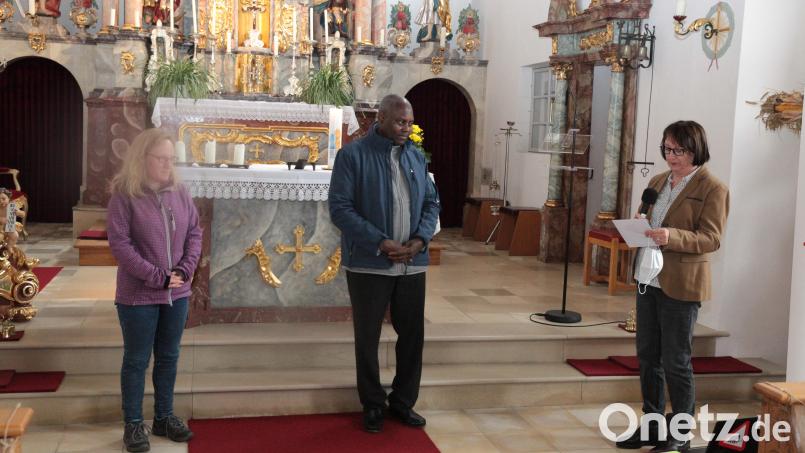 Bei der Spendenübergabe (von links) Lea Brenner von der Missio München, Priester Abbe Fulgence Coly aus dem Senegal und KLB-Vorsitzende Margarete Hiereth von der Ortsgruppe Utzenhofen. Bild: aun