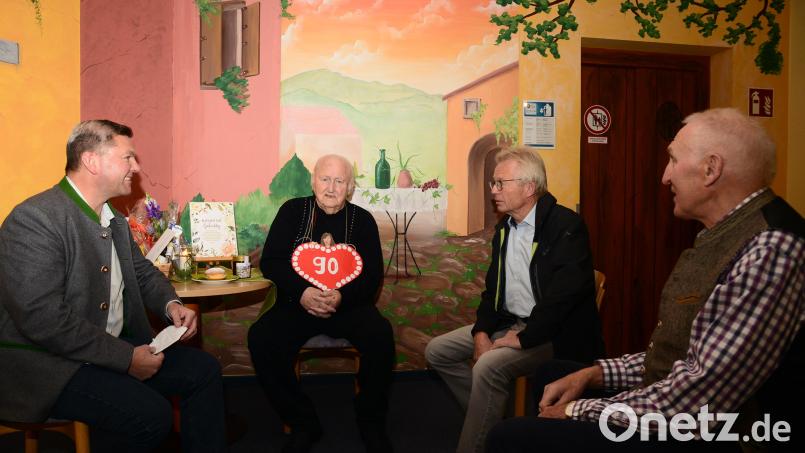 Ünübersehbar: Erwin Klotz feierte seinen 90. Geburtstag. Nach der Überbringung der Glückwünsche schwelgten der Jubilar mit Bürgermeister Rainer Rewitzer (links), Max Baierl vom OWV Pleystein und Max Müllhofer vom CSU-Ortsverband Pleystein in alten Erinnerungen. Bild: bey