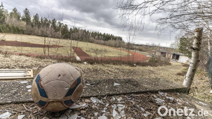 Hier hat sich seit fünf Jahren nichts getan: Nun will die Stadt Marktredwitz das ehemalige Wacker-Stadion zurückkaufen. Bild: dtr