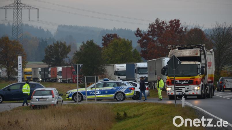 Uli Grötsch fordert vom Zoll zusätzliches Personal und Schichtbetrieb, um die chaotische Situation am Autohof Waidhaus zu entschärfen. Bild: dob