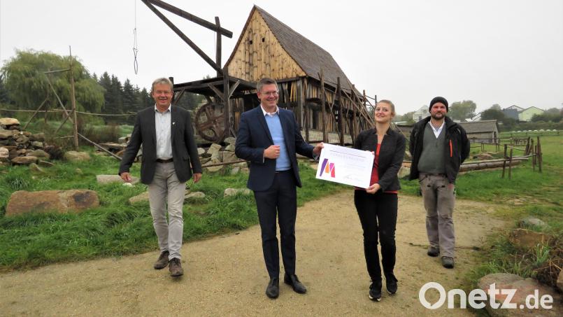 Alfred Wolf (links), Ilona Hunsperger und Steinmetz Armin Trottmann (rechts) freuen sich über die neue Förderung durch die Rainer-Markgraf-Stiftung. Überbracht hat die frohe Botschaft Florian Prosch, der Vorstandsvorsitzende der Stiftung. Bild: ubb