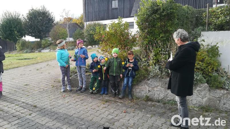 Die „Gartenzwerge“ verabschiedeten ihre langjährige Leiterin Anneliese Schuller (rechts). Bild: OGV Liebenstein/exb