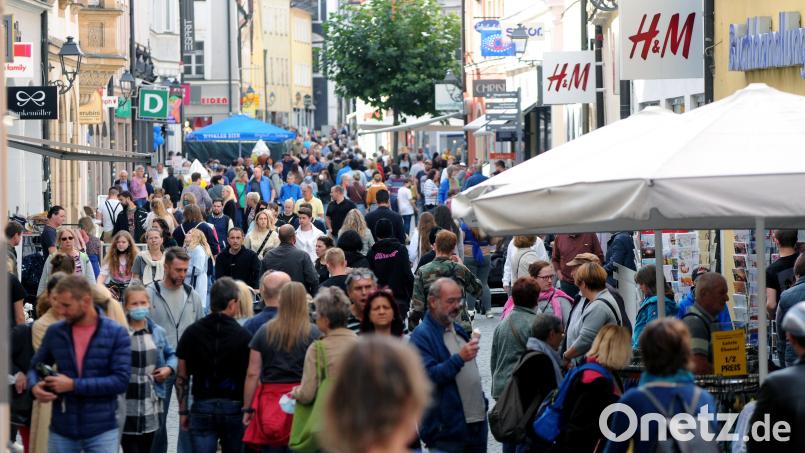 So sah es am Sonntag, 3. Oktober, in der Amberger Georgenstraße aus. Mit ähnlichen Menschenmassen rechnen die Einzelhändler auch am kommenden Sonntag, 24. Oktober, an dem die Läden erneut von 13 bis 18 Uhr geöffnet sind. Parallel dazu findet der Krüglmarkt am Malteserplatz statt. Bild: Stephan Huber
