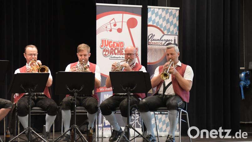 In verschiedenen Formationen bereitete die Stadtkapelle Neunburg den Gästen einen unterhaltsamen Nachmittag. Bild: Agnes Jonas/exb