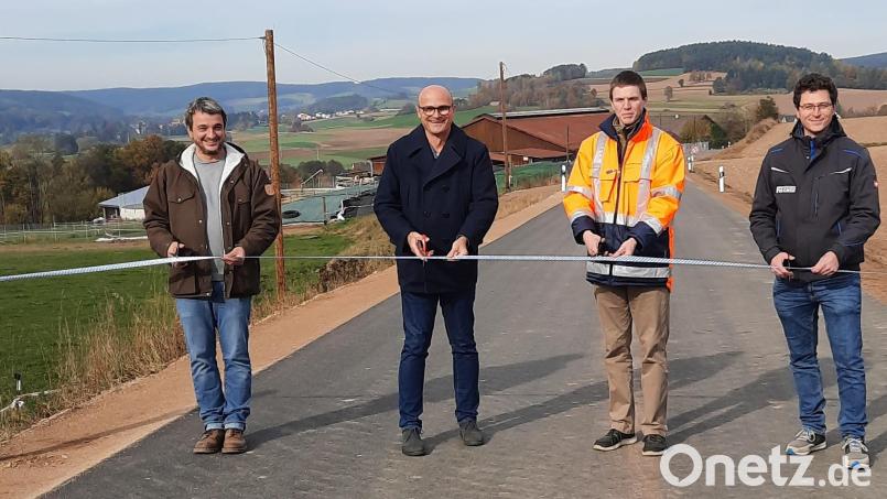 Die Bauarbeiten sind beendet. Ingenieur Martin Dunst, Bürgermeister Maximilian Beer, Simon Heiser von der VG Neunburg sowie Thomas Meier von der Firma Fischer (von links) gaben das neue Straßenstück für den Verkehr frei. Bild: Franz Stockerl/exb