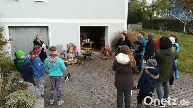 Die &quot;Gartenzwerge&quot; basteln. Bild: OGV Liebenstein/exb