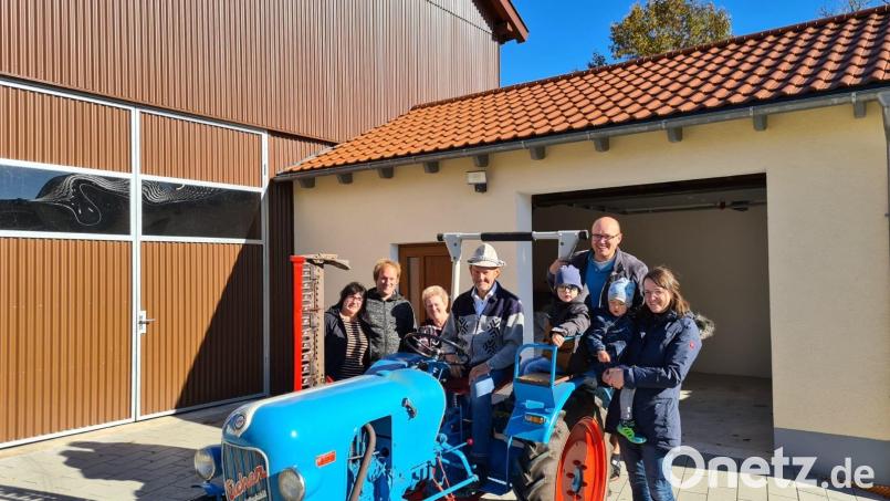 Glückwünsche erhielt Jubilar Richard Kausler (Vierter von links) von Schwiegertochter Silke, Sohn Andreas, Ehefrau Monika, Enkel Fabian, Sohn Stefan, Enkel Elias und Schwiegertochter Monika (von links). Bild: soj