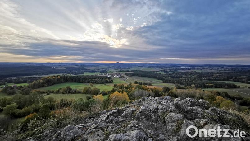 Sonnenstrahlen durchbrechen das dichte Wolkenmeer über dem Kemnather Land. Vom Waldecker Schlossberg aus bietet sich ein herrlicher Weitblick in den &quot;goldenen Herbst&quot;. Bild: mde