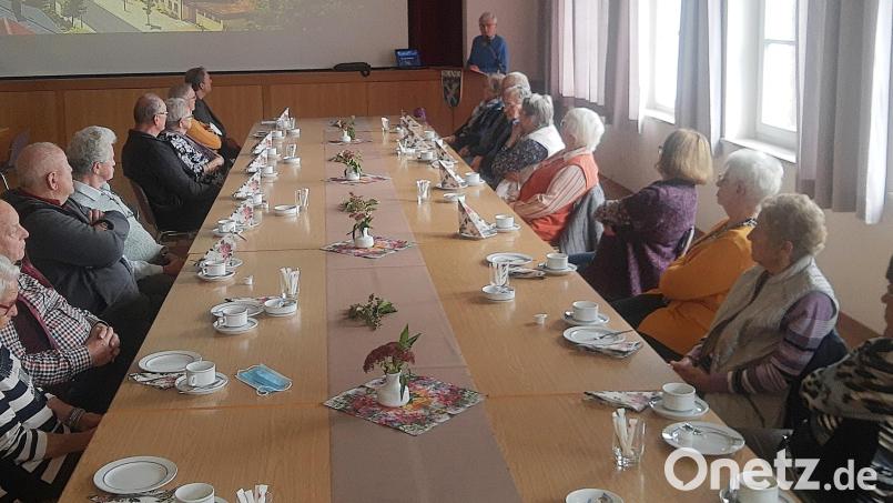 Viele waren der Einladung zu einer nachgeholten Geburtstagsfeier gefolgt. Über die Tätigkeit der Nachbarschaftshilfe berichtete Altbürgermeister Ludwig König (am Rednerpult). Bild: ld
