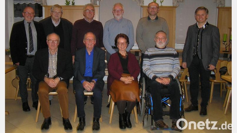 Als langjährige Mitglieder wurden in der Ortshauptversammlung des CSU-Ortsverbands Neusorg Rainer Schöffel (sitzend, von links), Dr. Günther Fütterer, Marianne Fütterer und Gerhard Dötterl sowie Johannes Koller (stehend, von links), Gerhard Fröhlich, Hans Zetlmeisl, Thomas Küffner und Jochen Weiß geehrt. MdL Tobias Reiß gratulierte allen. Bild: öt