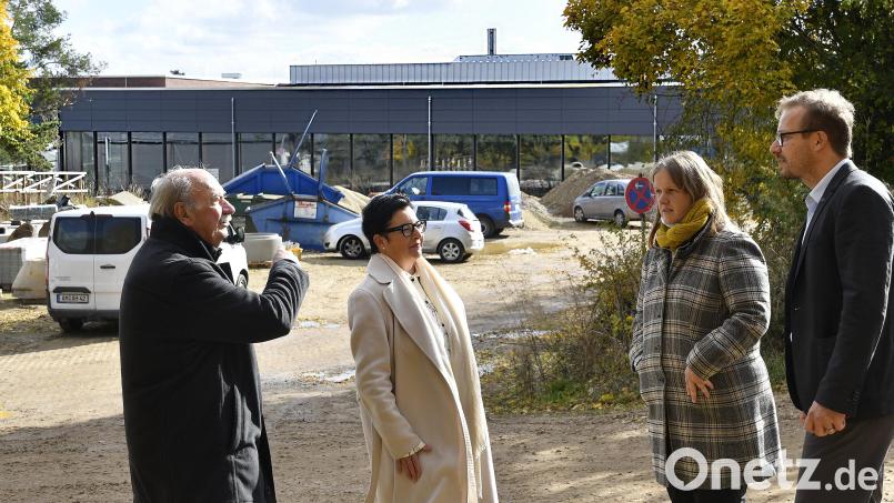 Das Dach der neuen Realschule-Turnhalle ziert künftig auch eine Photovoltaikanlage. Das freut die SPD-Stadtratsfraktion. Im Bild (von links): Dieter Amann, Fraktionsvorsitzende Birgit Fruth, Simone Böhm-Donhauser und Schulleiter Matthias Schall. Bild: Petra Hartl