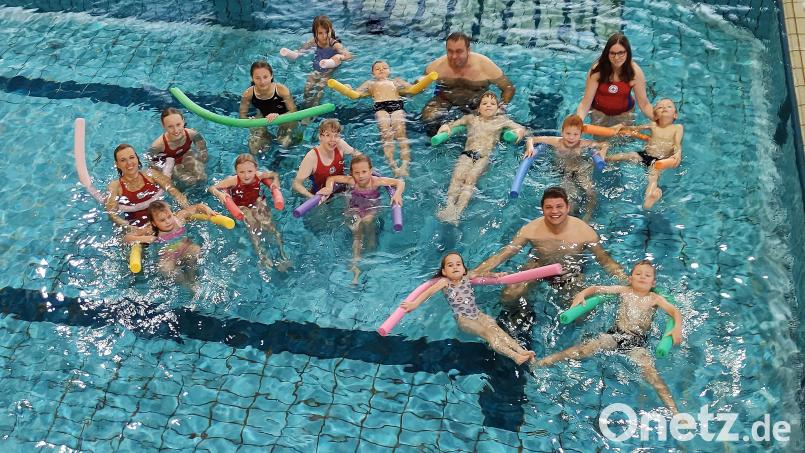 Bei den Schwimmkursen der Wasserwacht konnten insgesamt 23 Kindern die Grundlagen des Schwimmens beigebracht werden. Und natürlich wurde der Badespaß nicht vergessen. Im Bild Mitglieder der Wasserwacht mit einigen der Kursteilnehmer. Bild: Wasserwacht Tirschenreuth/exb