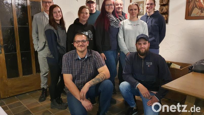Neuwahlen gab es beim Reit- und Fahrvereins Waldsassen. Im Bild (stehend, von links) Bürgermeister Bernd Sommer, Marina Achammer, Janina Scholz, Roland Zeus, Anna-Lena Mayer, Wolfgang Mayer, Corinna Pfänder und Tina Kastl sowie (vorne, von links) der neue Vorsitzende Johannes Mayer und Stellvertreter Patrick Pfänder. Bild: Reit- und Fahrverein/exb